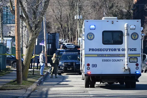 New Jersey, West Orange 'daki bir mülkte kimliği belirsiz bir kişi birden fazla kurşun yarasıyla bir aracın içinde ölü bulundu. 4 Şubat 2024, Batı Orange, New Jersey, ABD: Essex İlçesi Savcılığı ve Batı Orange Polisi 