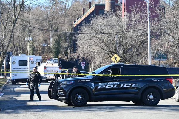 New Jersey, West Orange 'daki bir mülkte kimliği belirsiz bir kişi birden fazla kurşun yarasıyla bir aracın içinde ölü bulundu. 4 Şubat 2024, Batı Orange, New Jersey, ABD: Essex İlçesi Savcılığı ve Batı Orange Polisi 