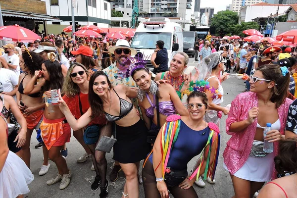 SAO PAULO (SP), Brezilya 04 / 02 / 2024 - Bloco Confraria do Pasmado yürüyüşünü Rua dos Pinheiros 'taki bloğun 40. yıldönümünü bu Pazar günü öğleden sonra erken saatlerde So Paulo' nun Batı Bölgesi 'nde gerçekleştirdi..