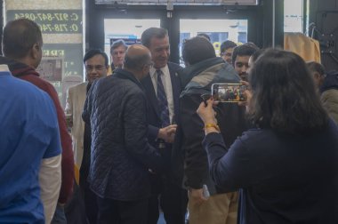 Tom Suozzi bir kampanya mitingi düzenliyor. 4 Şubat 2024, Floral Park, New York, ABD: Tom Suozzi, 4 Şubat 2024 tarihinde Floral Park, New York 'ta bir seçim mitinginde seçmenleri karşılıyor. Erken seçimler 3 Şubat Cumartesi günü özel seçim için başladı 