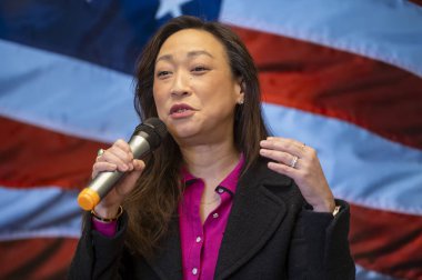 Tom Suozzi bir kampanya mitingi düzenliyor. 4 Şubat 2024, Floral Park, New York, ABD: New York Belediye Meclisi üyesi Linda Lee, Tom Suozzi & # 39; 'un seçim mitinginde 4 Şubat 2024 tarihinde Floral Park, New York' ta konuşma yaptı..  