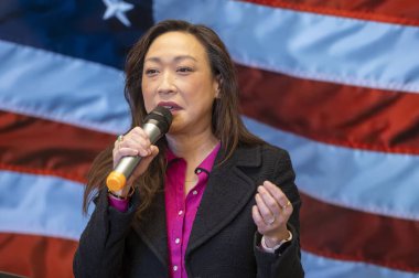 Tom Suozzi bir kampanya mitingi düzenliyor. 4 Şubat 2024, Floral Park, New York, ABD: New York Belediye Meclisi üyesi Linda Lee, Tom Suozzi & # 39; 'un seçim mitinginde 4 Şubat 2024 tarihinde Floral Park, New York' ta konuşma yaptı..   