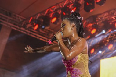 RIO DE JANEIRO (RJ), Brezilya 03 / 02 / 2024 - Şarkıcı Lexa Bloco Sapequinha 'da bir performans sırasında, blok bu Cumartesi, 3 Şubat 2024' ün erken saatlerinde, Rio de Janeiro kentindeki MAM 'de gerçekleşti.. 