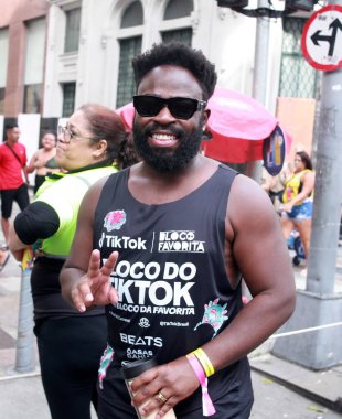 RIO DE JANEIRO (RJ) Brazil 04 / 02 / 2024 - Bloco Carnavalesco 'nun geçidi Avenida Primeiro de Marco' nun merkezinde, bu Pazar, 4 Şubat 2024 tarihinde, Aktris Paolla Oliveira ile birlikte 
