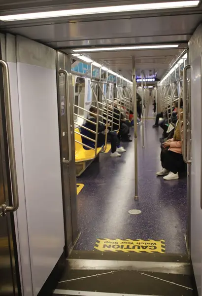 待望のニューヨークのMtaの オープンガングウェイ 地下鉄の到着 2024年2月4日 アメリカ合衆国ニューヨーク 待望のニューヨークのMtaの オープンギャングウェイ 地下鉄車が到着し ライダーに驚きが現れた — ストック写真