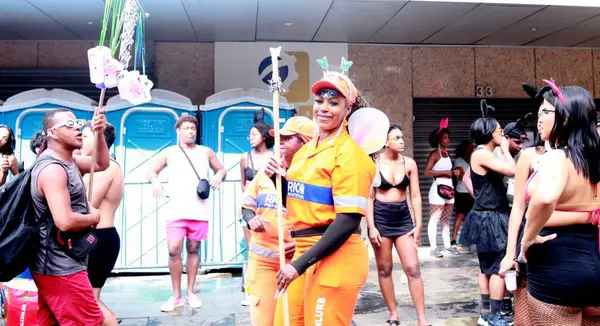 RIO DE JANEIRO (RJ) Brazil 04 / 02 / 2024 - Bloco Carnavalesco 'nun geçidi Avenida Primeiro de Marco' nun merkezinde, bu Pazar, 4 Şubat 2024 tarihinde, Aktris Paolla Oliveira ile birlikte 