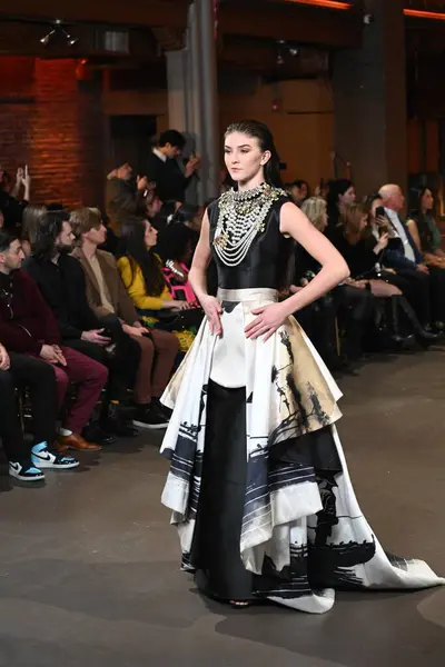 Moda Haftası 2024 New York, New York 'ta. 3 Şubat 2024 Cumartesi, New York. New York, ABD. Moda haftası 9-14 Şubat tarihleri arasında New York 'ta başlar. Ancak, daha erken başlayan birkaç moda defilesi var.