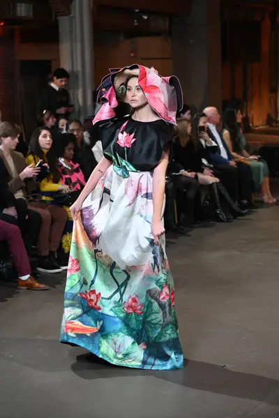 Moda Haftası 2024 New York, New York 'ta. 3 Şubat 2024 Cumartesi, New York. New York, ABD. Moda haftası 9-14 Şubat tarihleri arasında New York 'ta başlar. Ancak, daha erken başlayan birkaç moda defilesi var.