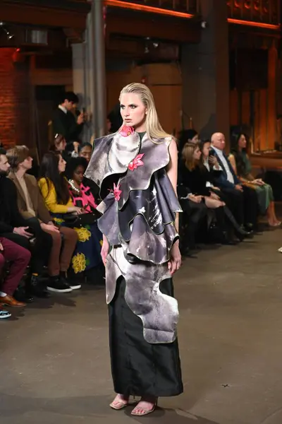 Moda Haftası 2024 New York, New York 'ta. 3 Şubat 2024 Cumartesi, New York. New York, ABD. Moda haftası 9-14 Şubat tarihleri arasında New York 'ta başlar. Ancak, daha erken başlayan birkaç moda defilesi var.