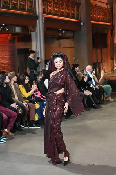 Moda Haftası 2024 New York, New York 'ta. 3 Şubat 2024 Cumartesi, New York. New York, ABD. Moda haftası 9-14 Şubat tarihleri arasında New York 'ta başlar. Ancak, daha erken başlayan birkaç moda defilesi var.