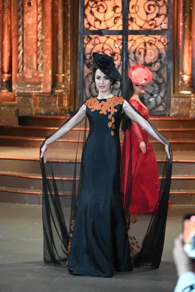 Moda Haftası 2024 New York, New York 'ta. 3 Şubat 2024 Cumartesi, New York. New York, ABD. Moda haftası 9-14 Şubat tarihleri arasında New York 'ta başlar. Ancak, daha erken başlayan birkaç moda defilesi var.