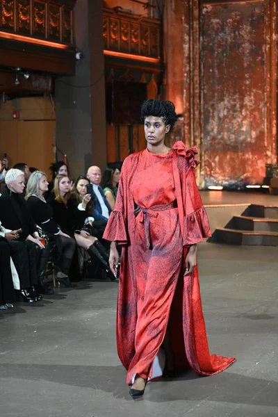 Moda Haftası 2024 New York, New York 'ta. 3 Şubat 2024 Cumartesi, New York. New York, ABD. Moda haftası 9-14 Şubat tarihleri arasında New York 'ta başlar. Ancak, daha erken başlayan birkaç moda defilesi var.