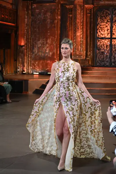 Moda Haftası 2024 New York, New York 'ta. 3 Şubat 2024 Cumartesi, New York. New York, ABD. Moda haftası 9-14 Şubat tarihleri arasında New York 'ta başlar. Ancak, daha erken başlayan birkaç moda defilesi var.