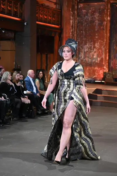 Moda Haftası 2024 New York, New York 'ta. 3 Şubat 2024 Cumartesi, New York. New York, ABD. Moda haftası 9-14 Şubat tarihleri arasında New York 'ta başlar. Ancak, daha erken başlayan birkaç moda defilesi var.