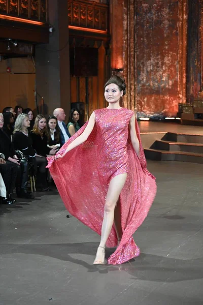 Moda Haftası 2024 New York, New York 'ta. 3 Şubat 2024 Cumartesi, New York. New York, ABD. Moda haftası 9-14 Şubat tarihleri arasında New York 'ta başlar. Ancak, daha erken başlayan birkaç moda defilesi var.