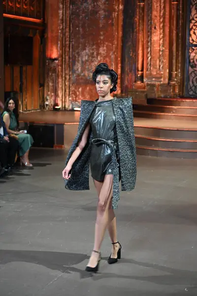 Moda Haftası 2024 New York, New York 'ta. 3 Şubat 2024 Cumartesi, New York. New York, ABD. Moda haftası 9-14 Şubat tarihleri arasında New York 'ta başlar. Ancak, daha erken başlayan birkaç moda defilesi var.