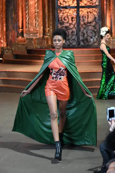 Moda Haftası 2024 New York, New York 'ta. 3 Şubat 2024 Cumartesi, New York. New York, ABD. Moda haftası 9-14 Şubat tarihleri arasında New York 'ta başlar. Ancak, daha erken başlayan birkaç moda defilesi var.