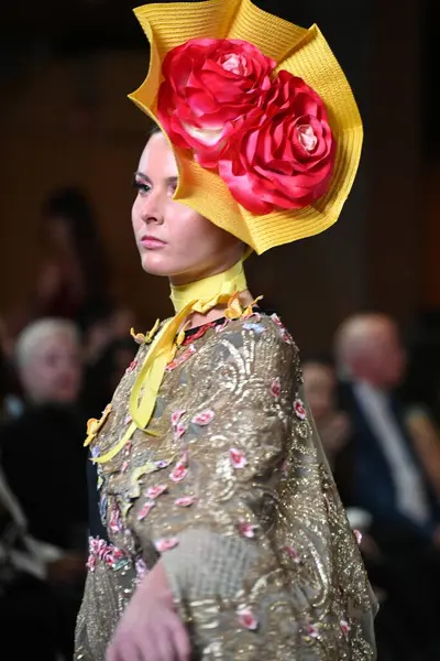 Moda Haftası 2024 New York, New York 'ta. 3 Şubat 2024 Cumartesi, New York. New York, ABD. Moda haftası 9-14 Şubat tarihleri arasında New York 'ta başlar. Ancak, daha erken başlayan birkaç moda defilesi var.