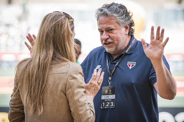 BELO HORIZONTE (MG), Brezilya 04 / 02 / 2024 - Palmeiras ve Sao Paulo arasındaki maçtan önce Leila Pereira ve Julio Cesares, Gove Stadyumu 'nda oynanan 2024 Brezilya Süper Kupası final maçı için geçerli.