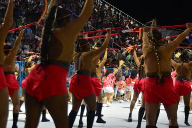 2 Şubat 2024 Pazar günü Brezilya 'nın Rio de Janeiro şehrinin merkezindeki Marques de Sapucai' de düzenlenen Viradouro samba okulunun teknik provası. 