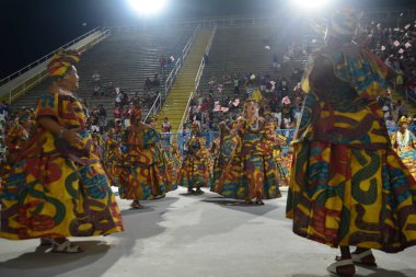 2 Şubat 2024 Pazar günü Brezilya 'nın Rio de Janeiro şehrinin merkezindeki Marques de Sapucai' de düzenlenen Viradouro samba okulunun teknik provası. 