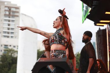 Sao Paulo (SP) Brazil 02 / 04 / 2024 - On Brezilya başkentinden geçen ve bugün sona eren Ensaios de Anitta gösterilerinin son performansı, 4 Şubat 2024, Sao Paulo 'daki Latin Amerika Anıtı' nda gerçekleşti.
