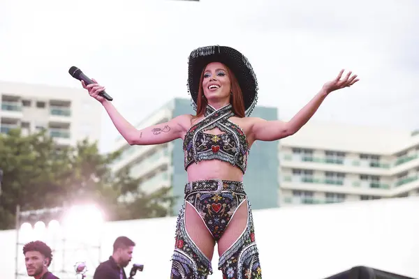 Sao Paulo (SP) Brazil 02 / 04 / 2024 - On Brezilya başkentinden geçen ve bugün sona eren Ensaios de Anitta gösterilerinin son performansı, 4 Şubat 2024, Sao Paulo 'daki Latin Amerika Anıtı' nda gerçekleşti.