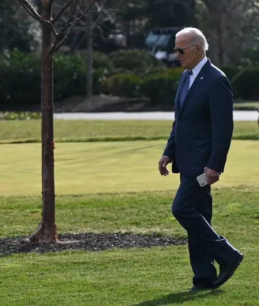 Presidente Estados Unidos Joe Biden Abandona Jardín Sur Casa Blanca —  Fotos de Stock