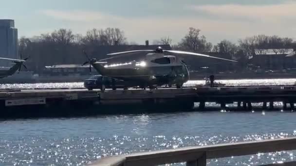 美国总统拜登的纽约之行 2024年2月7日 美国纽约 美国总统乔 拜登在访问纽约期间 在Jfk机场着陆后抵达曼哈顿市中心的海军陆战队一号 — 图库视频影像