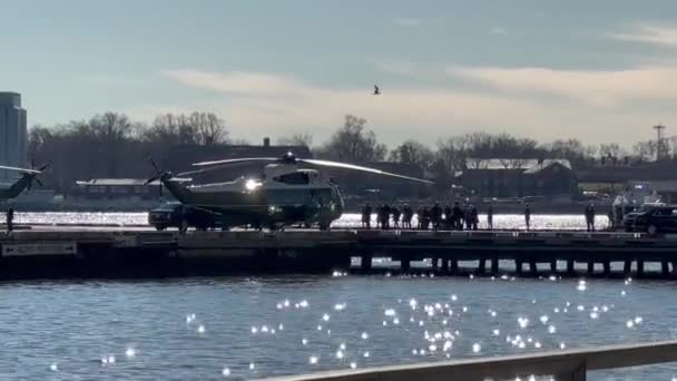 대통령 바이든의 2024년 대통령 바이든이 뉴욕에 방문하는 Jfk 에어포트에 착륙한 — 비디오