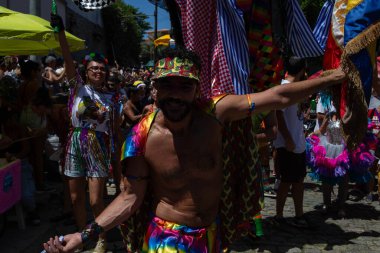 RIO DE JANEIRO (RJ), Brezilya 02 / 09 / 2024 - Geleneksel Bloco das Carmelitas 'ın 2024' teki ilk karnaval geçidinde binlerce şenlikçi Santa Teresa 'nın merkezindeki sokaklara çekti. 