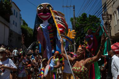 RIO DE JANEIRO (RJ), Brezilya 02 / 09 / 2024 - Geleneksel Bloco das Carmelitas 'ın 2024' teki ilk karnaval geçidinde binlerce şenlikçi Santa Teresa 'nın merkezindeki sokaklara çekti. 