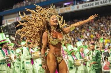 SAO PAULO (SP), Brezilya 02 / 09 / 2024 - Sao Paulo 'daki samba okullarının özel bir grubu olan Sao Paulo' nun geçit töreni sırasında Barroca Zona Sul 'un davul kraliçesi Juju Salimeni
