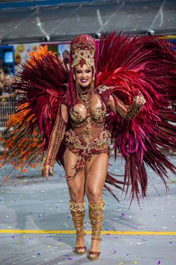 SAO PAULO (SP), Brezilya 02 / 09 / 2024 - Anhembi Sambadrome 'da düzenlenen Sao Paulo samba okullarının özel bir grubunun geçit töreni sırasında Drago da Real
