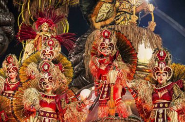 SAO PAULO (SP), Brezilya 02 / 09 / 2024 - Anhembi Sambadrome 'da düzenlenen Sao Paulo samba okullarının özel bir grubunun geçit töreni sırasında Drago da Real