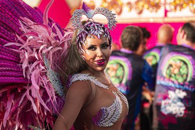 SAO PAULO (SP), Brezilya 02 / 09 / 2024 - Sao Paulo samba okullarının geçit töreni sırasında Anhembi Sambadrome 'da düzenlenen Samba Paulo okullarının özel bir grubu için geçerli olan Altın Güller