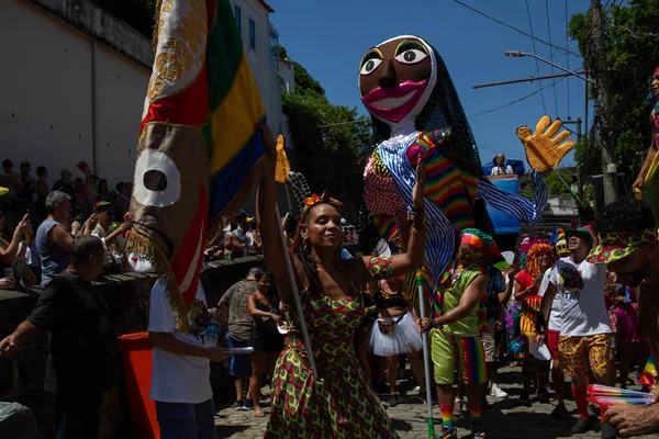 RIO DE JANEIRO (RJ), Brezilya 02 / 09 / 2024 - Geleneksel Bloco das Carmelitas 'ın 2024' teki ilk karnaval geçidinde binlerce şenlikçi Santa Teresa 'nın merkezindeki sokaklara çekti. 
