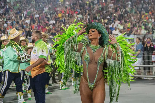 サンパウロのサンバ学校のパレードで有効なサンパウロのサンバ学校の特別なグループのパレードのためのビビアン アラウジョ ブラジル02 2024 — ストック写真