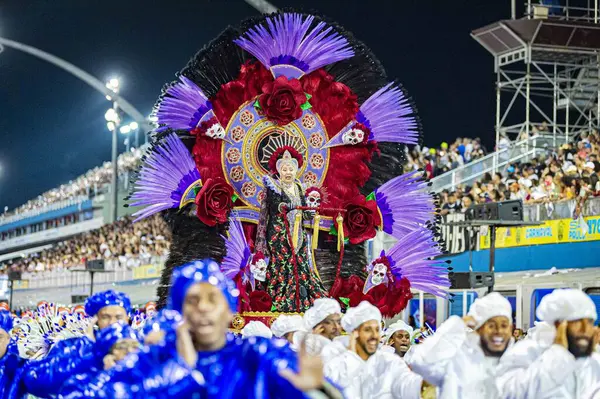 サンパウロのサンバ学校のパレードの間に サンパウロのサンバ学校の特別なグループのパレードのために有効なブラジル02 2024 サンパウロのサンバの学校のパレードで サンバは サンバドロームで開催されました — ストック写真