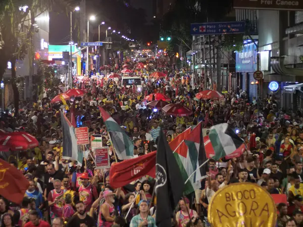 SAO PAULO (SP), Brezilya 02 / 09 / 2024 - Trio Eletrico Band Cuma gecesi Sao Paulo kentindeki sokak karnavalında geçit töreni düzenledi. Trio Eletrico, Rua Augusta ve Sao Paulo 'nun başkenti boyunca geçit töreni yaptı.