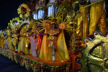RIO de JANEIRO (RJ), Rio de Janeiro 'nun merkezindeki Marques de Sapucai' de düzenlenen Ouro serisinin samba okulu Em Cima da Hora 'nın 10 / 2 / 2024 geçit töreni. Okulun geç kalan son arabayla ilgili sorunları vardı. 