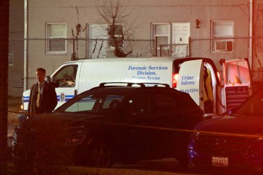 İki kişi vuruldu, bir kişi de Temple Hills, Maryland 'de vurularak öldürüldü. 10 Şubat 2024, Temple Hills, Maryland, ABD: Sabaha karşı 4: 05 sularında, Iverson Caddesi 2300. Blok 'a silahlı saldırı ihbarı geldi.. 