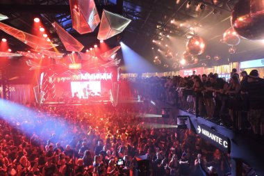 Sao Paulo (SP), Brezilya 09 / 02 / 2024 - Şarkıcı Zeca Pagodinho, Sambdromo de So Paulo 'daki Camarote Bar Brahma' da özel grubun samba okullarının geçit töreni sırasında bir kez daha seyirciyi eğlendirdi..