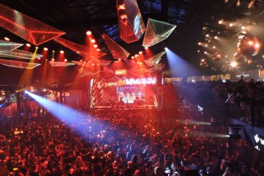 Sao Paulo (SP), Brezilya 09 / 02 / 2024 - Şarkıcı Zeca Pagodinho, Sambdromo de So Paulo 'daki Camarote Bar Brahma' da özel grubun samba okullarının geçit töreni sırasında bir kez daha seyirciyi eğlendirdi..