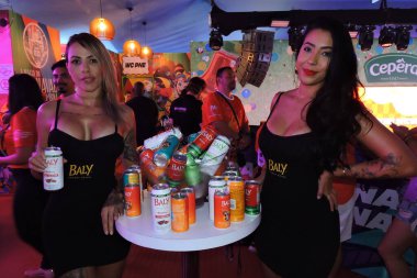 Sao Paulo (SP), 02 / 09 / 2024 - Seyirciler, Sambodromo 'da davullara yakın olmak isteyenler için en iyi seçenek olan Camarote 011' deki geçit törenlerini izliyor. 