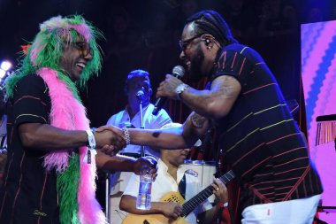 Sao Paulo (SP), Brezilya 02 / 09 / 2024 - Pagodeiro Xande Pilares de gece yarısı Camarote Bar Brahma, Sao Paulo 'daki Sambadrome' da Sambadrome okul geçitleri arasında performans sergiledi. 