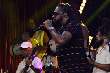 Sao Paulo (SP), Brezilya 02 / 09 / 2024 - Pagodeiro Xande Pilares de gece yarısı Camarote Bar Brahma, Sao Paulo 'daki Sambadrome' da Sambadrome okul geçitleri arasında performans sergiledi. 