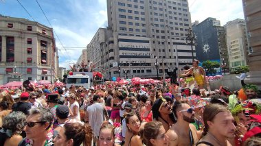 Sao Paulo (SP), 02 / 10 / 2024 - CARNIVAL / TARADO NI VOCE / BLOCO - Caetano Veloso ve diğer MPB klasiklerinin hit parçalarını çalan geleneksel Tarado Ni Voce blok, geçit törenini Sao Paulo şehir merkezindeki caddelerde gerçekleştirdi.