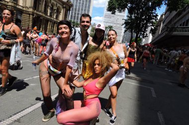 Sao Paulo (SP), 02 / 10 / 2024 - CARNIVAL / TARADO NI VOCE / BLOCO - Caetano Veloso ve diğer MPB klasiklerinin hit parçalarını çalan geleneksel Tarado Ni Voce blok, geçit törenini Sao Paulo şehir merkezindeki caddelerde gerçekleştirdi.