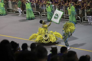 Sao Paulo (SP), Brezilya 02 / 09 / 2024 - Üstat Sala ve Beyaz Gömlekli Bayrak Taşıyıcı, 9 Şubat 2024 Cuma gecesi Anhembi 'deki özel bir grubun geçit törenine katıldı.. 